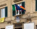 SETTE COMUNI E SETTE BANDIERE ARCOBALENO PER CONDANNARE L’EPISODIO OMOFOBO AVVENUTO AD ALTOPASCIO. L’UNIONE SI SCHIERA COMPATTA A SOSTEGNO DEI DIRITTI E DELLE LIBERTA’ INDIVIDUALI.